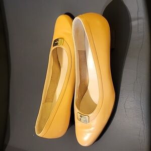 SALVATORE FERRAGAMO  KITTEN HEELS Size 8